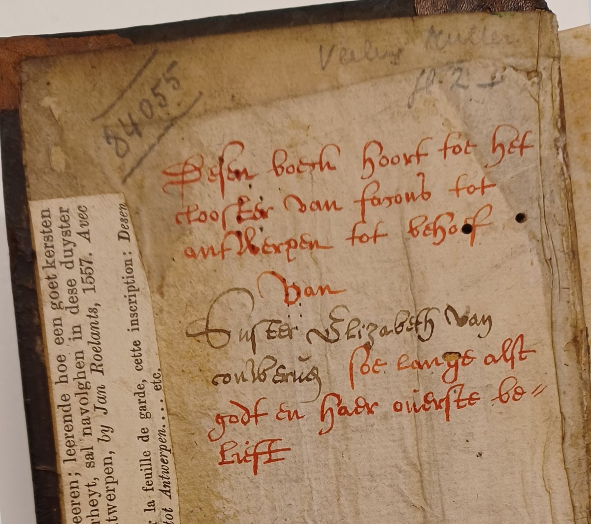 For our Dutch speaking followers: de derde Collegagroep Oude Drukken gaat over fascinerende boekbanden en herkomstmerken. Afspraak op 27 oktober in <a href="/plantinmoretus/">Museum Plantin-Moretus</a>! Bekijk het programma en schrijf je in via bit.ly/3QWq5kN