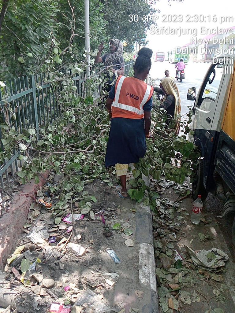 Cleaning of Footpath at Safdarjung Enclave Road and Kidwai Nagar Road by #PWDDelhi for G20Preperations #PWDDelhiG20Summit #G20Summit #G20PublicWorksDept @LtGovDelhi @MoHUA_India @AtishiAAP @Shashanka_IAS @CMODelhi