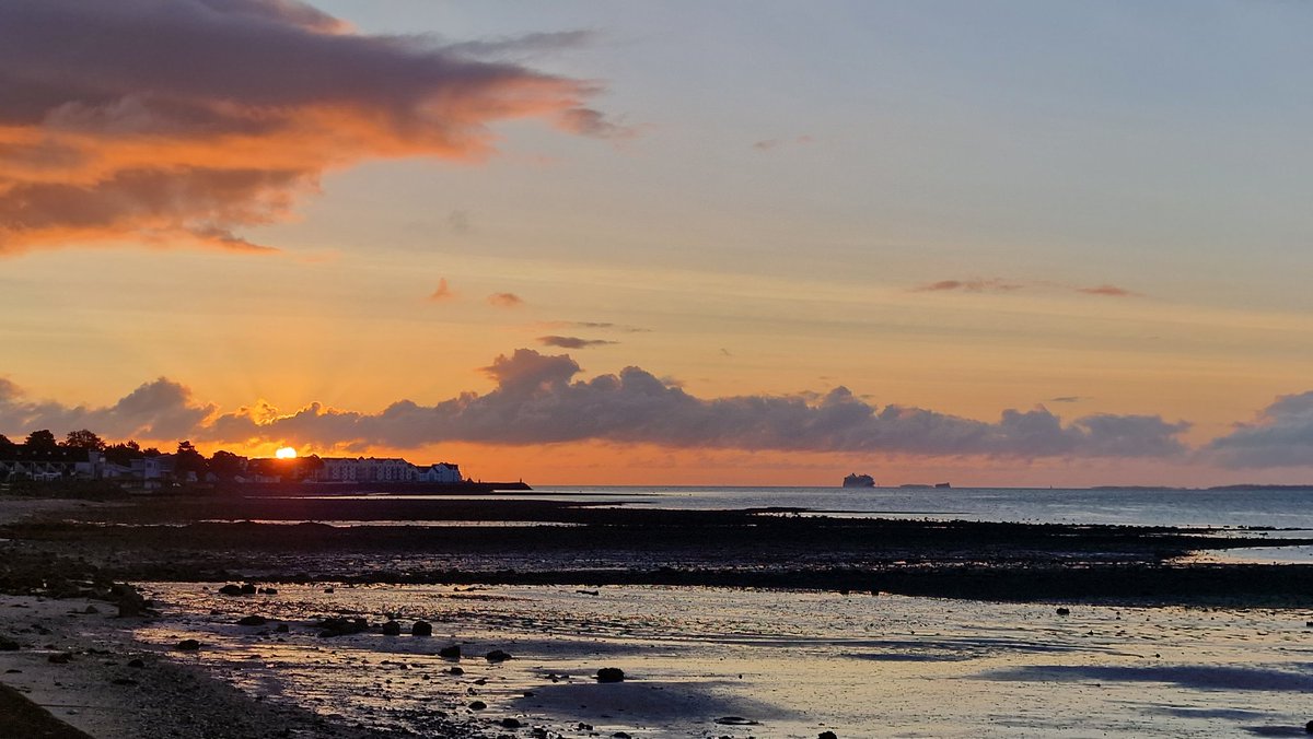 When the sun rises... 🙏❤️ #Carrickfergus #morningwalk #nofilter @WeatherCee @angie_weather @bbcniweather @barrabest @Louise_utv @bbcweather @mea_bc @stormhour @LoveBallymena @love_belfast @ScenesOfUlster