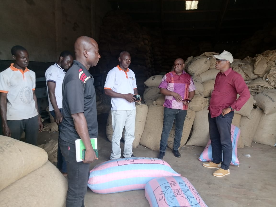 L'Usine de cajou de Kolia(Région Bagoué) visitée par Anader-Korhogo.
L'objectif de ce partenaire d'exécution du projet #ProAgroYOUTH de @OITAbidjan est de voir avec cette entreprise comment accueillir des jeunes pour des stages  de qualification ou d'expérience professionnelle.