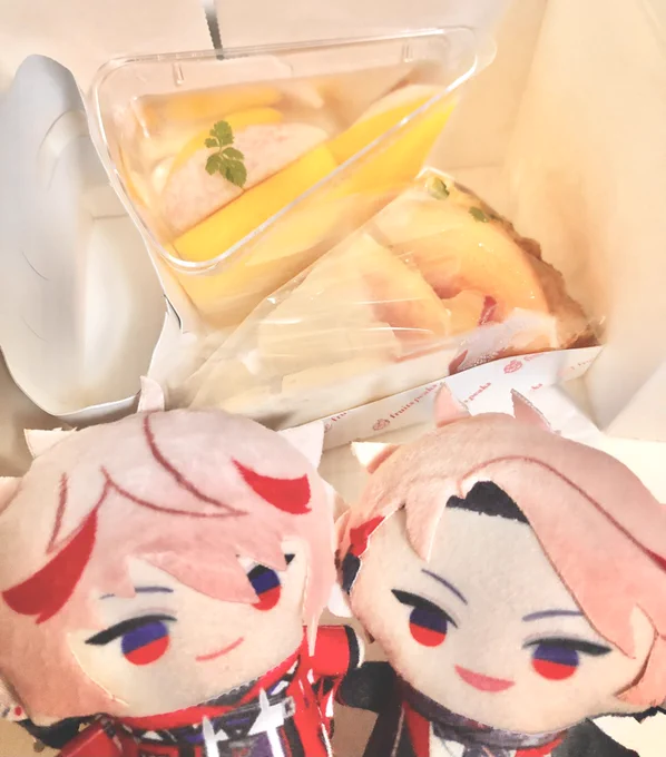 昨日仕事帰りに買ってきたタルトとゼリー!もう世の中は芋に侵食されてきたので今のうちに桃納め。桃がフルーツの中で一番好きかもしれん。 (「桃と黄桃のゼリー」を、「おうとう」で合ってる筈だが「きもも」の可能性も捨てれなく店員さんにこの端にあるのも...って言った漢字苦手民です)
