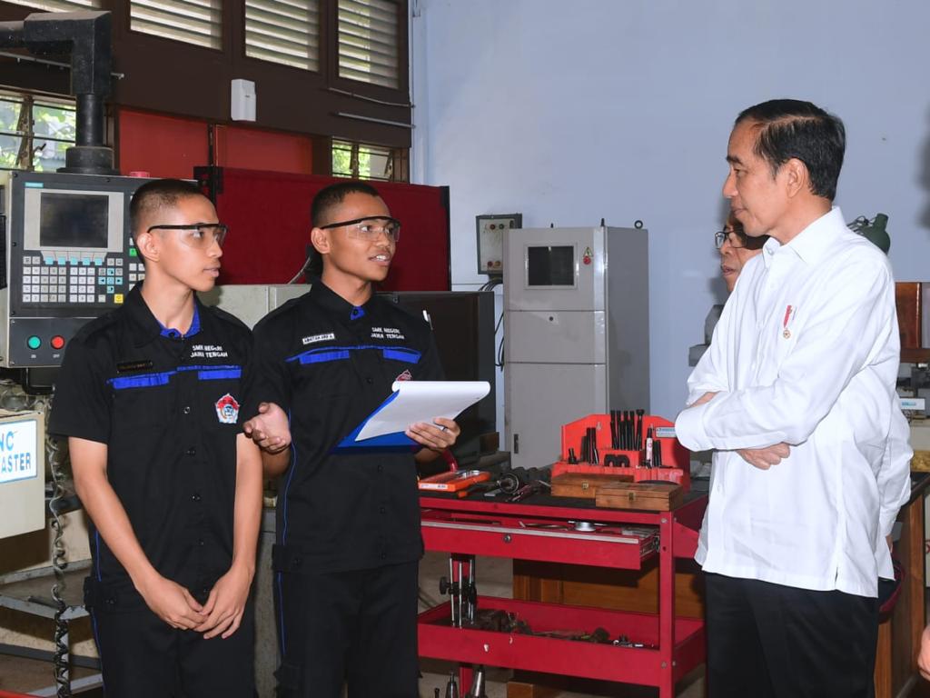 jokowi's tweet photo. Hari ini saya dan Ibu Negara mengunjungi SMK Negeri Jawa Tengah di Kota Semarang. 

Saya mengapresiasi program pemerintah provinsi yang memberikan akses serta fasilitas pendidikan secara gratis bagi anak-anak dari keluarga tidak mampu di sekolah ini. 

Meski gratis, sarana dan prasarana di SMKN Jawa Tengah ini cukup lengkap dan sudah sejalan dengan kebutuhan dunia industri. Ada mesin CNC (computer numerical control), mesin dasar, ada semuanya. Sekolah ini memiliki jaringan ke industri, juga menyediakan fasilitas kursus bahasa Jepang untuk mempersiapkan peserta didiknya mendapat beasiswa dari berbagai perguruan tinggi di Jepang. 

Saya segera menginstruksikan Menteri Pendidikan, Kebudayaan, Riset, dan Teknologi Nadiem Makarim untuk meninjau SMKN Jawa Tengah dan melakukan evaluasi. Program pembelajaran di SMKN Jawa Tengah saya kira dapat diterapkan secara nasional di seluruh Indonesia.