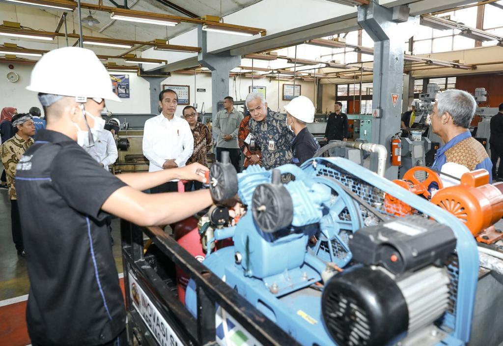 Hari ini saya dan Ibu Negara mengunjungi SMK Negeri Jawa Tengah di Kota Semarang. 

Saya mengapresiasi program pemerintah provinsi yang memberikan akses serta fasilitas pendidikan secara gratis bagi anak-anak dari keluarga tidak mampu di sekolah ini. 

Meski gratis, sarana dan