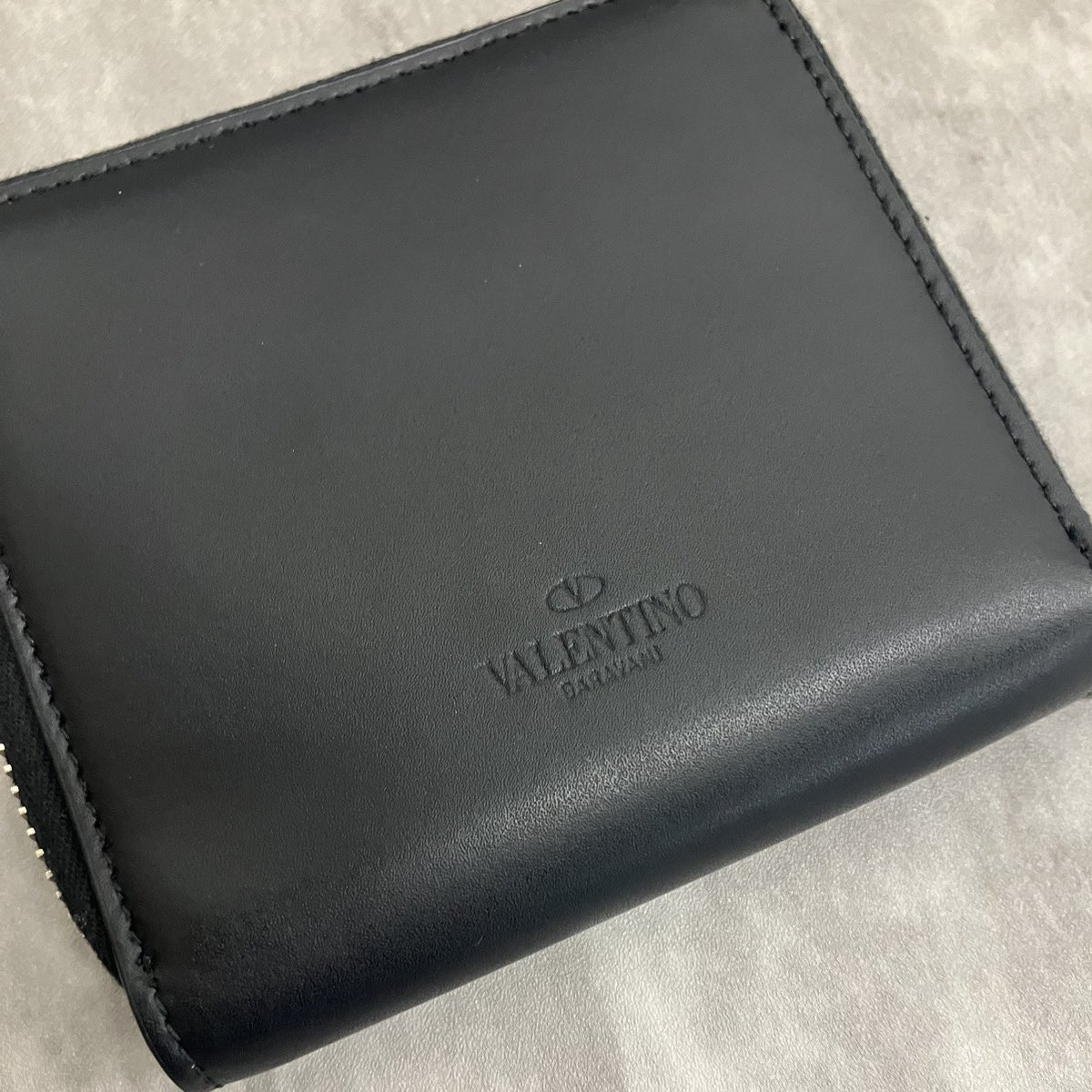 vector_chokuei's tweet photo. .
【Today's Pickup】
老松店の本日のおすすめ！

VALENTINO 
VLTN コンパクトウォレット
PRICE:¥26,800-

VLTNのロゴが目を引くラウンドファスナータイプの財布です。
持ち手のスタッズがワンポイント！

https://t.co/GdahhshvCg

https://t.co/crYCei2caT

#vector #ベクトル #直営店 #買取 #古着 #古着買取 #高価買取 #古着好きと繋がりたい #古着好きさんと繋がりたい #古着通販 #フォロー大歓迎 #instagood #follow #followme #valentino #vltn #wallet #ヴァレンティノ #ウォレット #財布
