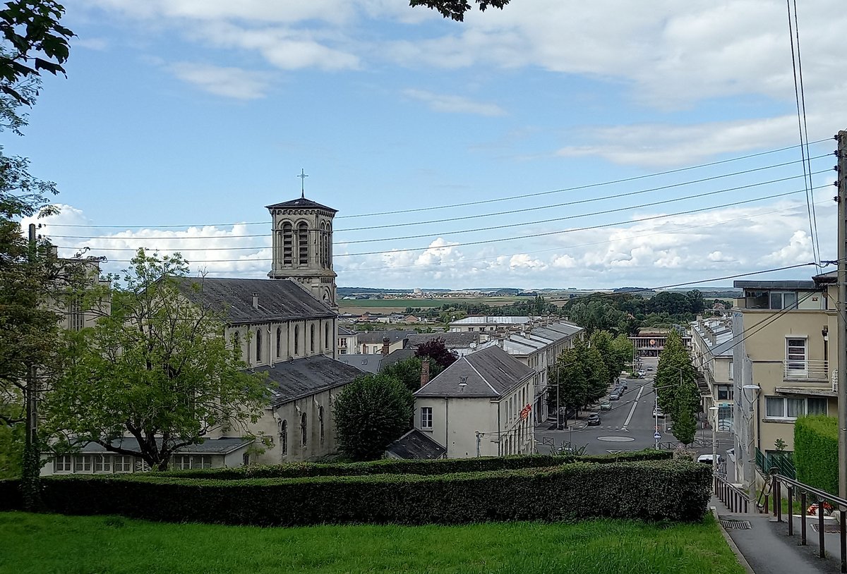 LaonTourisme's tweet photo. [L🅰️ON D'🅰️NT🅰️N]
📍 Vue sur le quartier Saint-Marcel (Escalier municipal de la gare, ville basse)

Crédit cp ©️ D.B
#Laon #laondantan
#Aisne #hautsdefrance #Picardie
#villebasse #gare #escalier #grimpette #SaintMarcel #gotolaon #visitlaon
#thenandnow #thenandnowlaon #avantapres https://t.co/KdFKtXR3sg