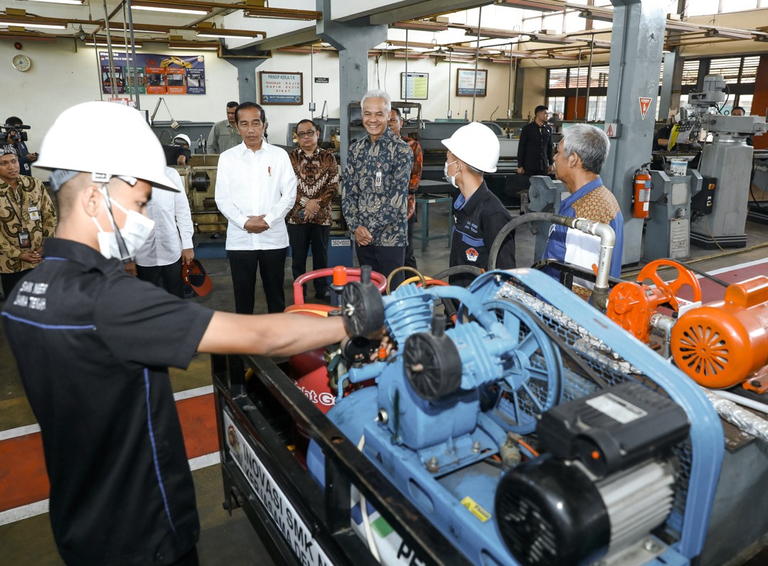 SuciptoCip82059's tweet image. Pak Ganjar emang hebat 
 presiden pak Jokowi Dodo mengunjungi sekolahan SMKN yang ada di jawatengah terkagum kagum bahwa di kasih vasilitas gratis oleh pak Ganjar pranomo 

#sosok Ganjar pranowo