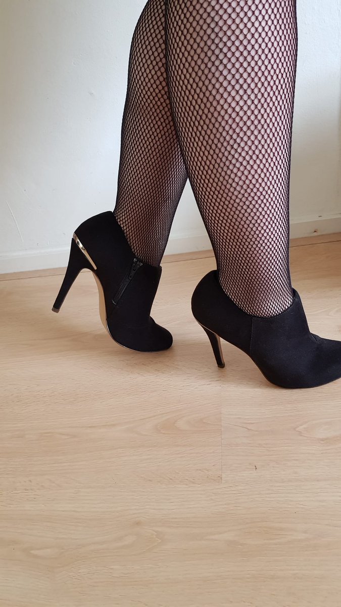 MeesteresLouise's tweet photo. Wat is het toch heerlijk om met een scherpe hak in een subje te prikken. Vooral in zijn .....
X
#trampeling #highheels #torture #hurtingyou #sadisme #bdsm #femdom https://t.co/ZKkMHpPQIJ
