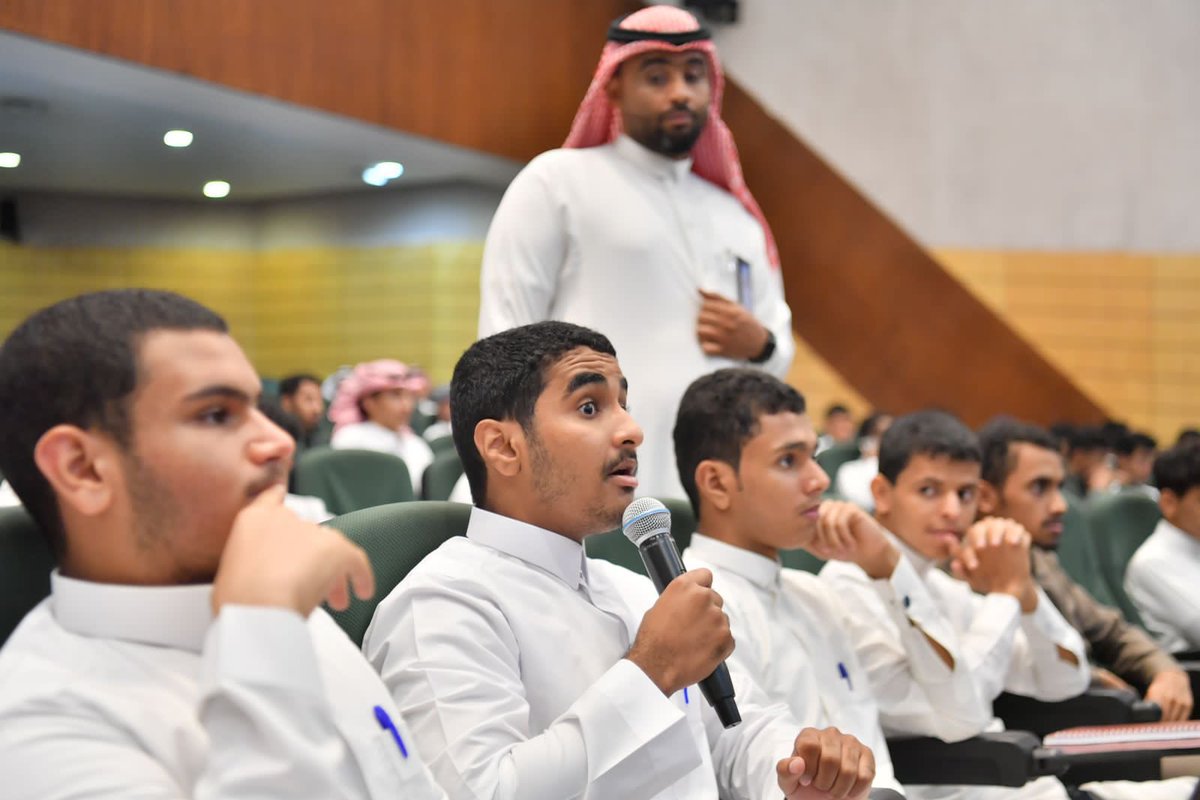 JazanU_Science's tweet photo. #الجامعة_اليوم| أقامت #كلية_العلوم برنامجا إرشادياً لطلبة المسار الصحي، تضمن التعريف بالكليات الصحية في #جامعة_جازان ولائحة الدراسة والاختبارات، وآلية التخصيص، وتزويدهم بالمعلومات الإرشادية عما يُقدم لهم من خدمات، وما لهم من حقوق وما عليهم من واجبات. https://t.co/LWNXAkuCE7