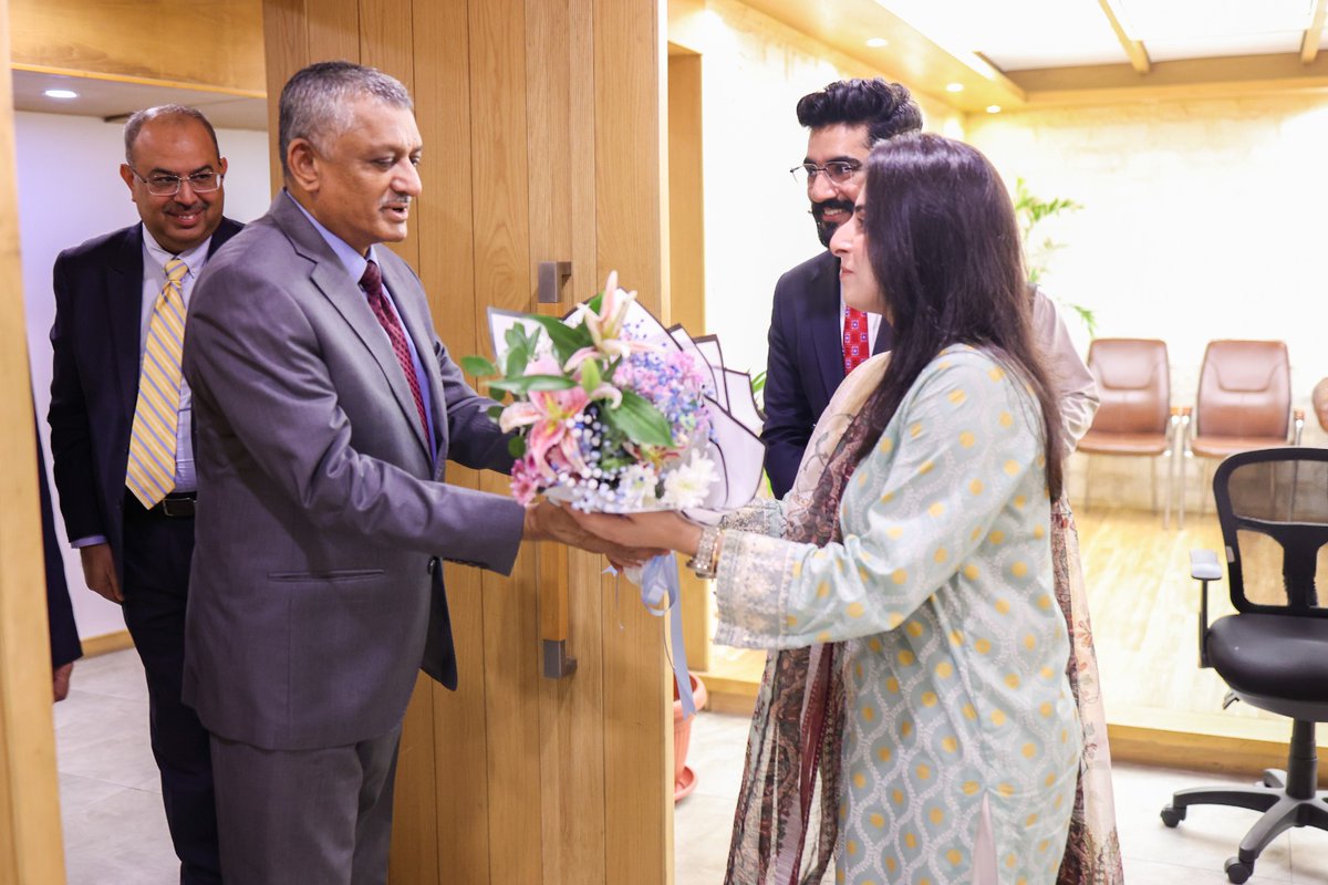 SRBOfficialPage's tweet photo. Mr. Muhammad Younus Dagha, Finance Minister Sindh, visited SRB. Chairman SRB briefed him on SRB performance. Minister lauded SRB’s revenue efforts and automation of processes. He urged SRB team to maximise efforts to achieve assigned targets and continue to facilitate taxpayers. https://t.co/SsyKcejNwO