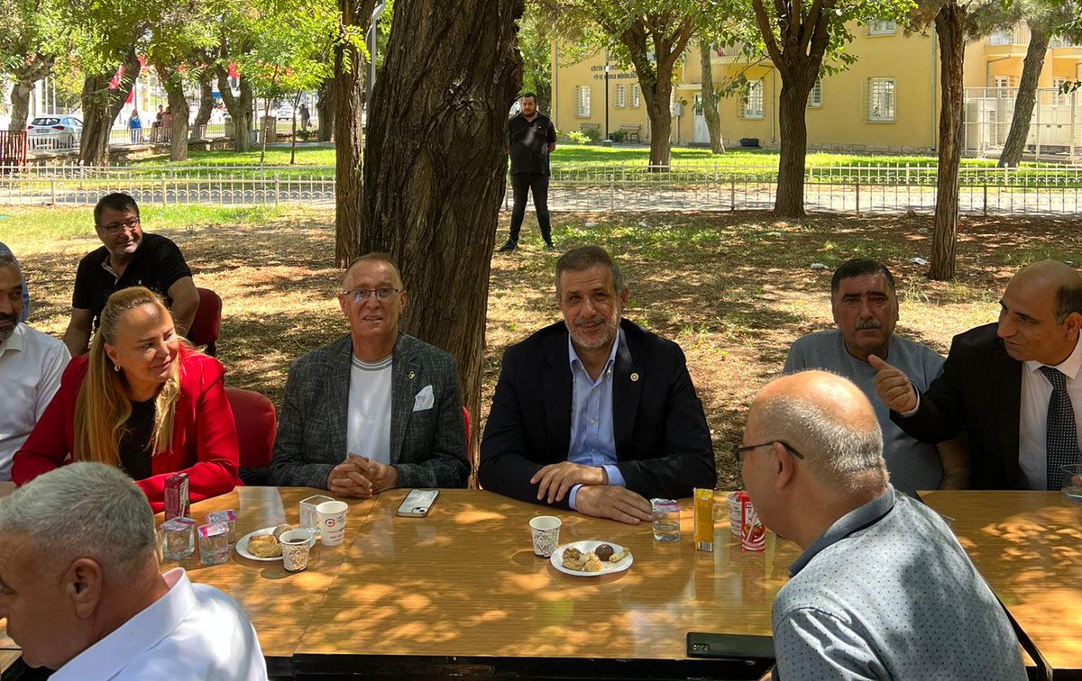 SANLIDER's tweet photo. AK Parti Gaziantep Milletvekili @irfancelikaslan ŞANLIDER'ı ziyaret ederek yönetim kurulu başkanı @hakki63kilic, onursal başkan @mustafaierdogan Birecik Derneği Başkanı @AltunovaSaban Suruç Derneği Başkanı Hüseyin Yıldırım ve dernek yöneticileriyle görüş alışverişinde bulundu. https://t.co/hetl7H6ZXy