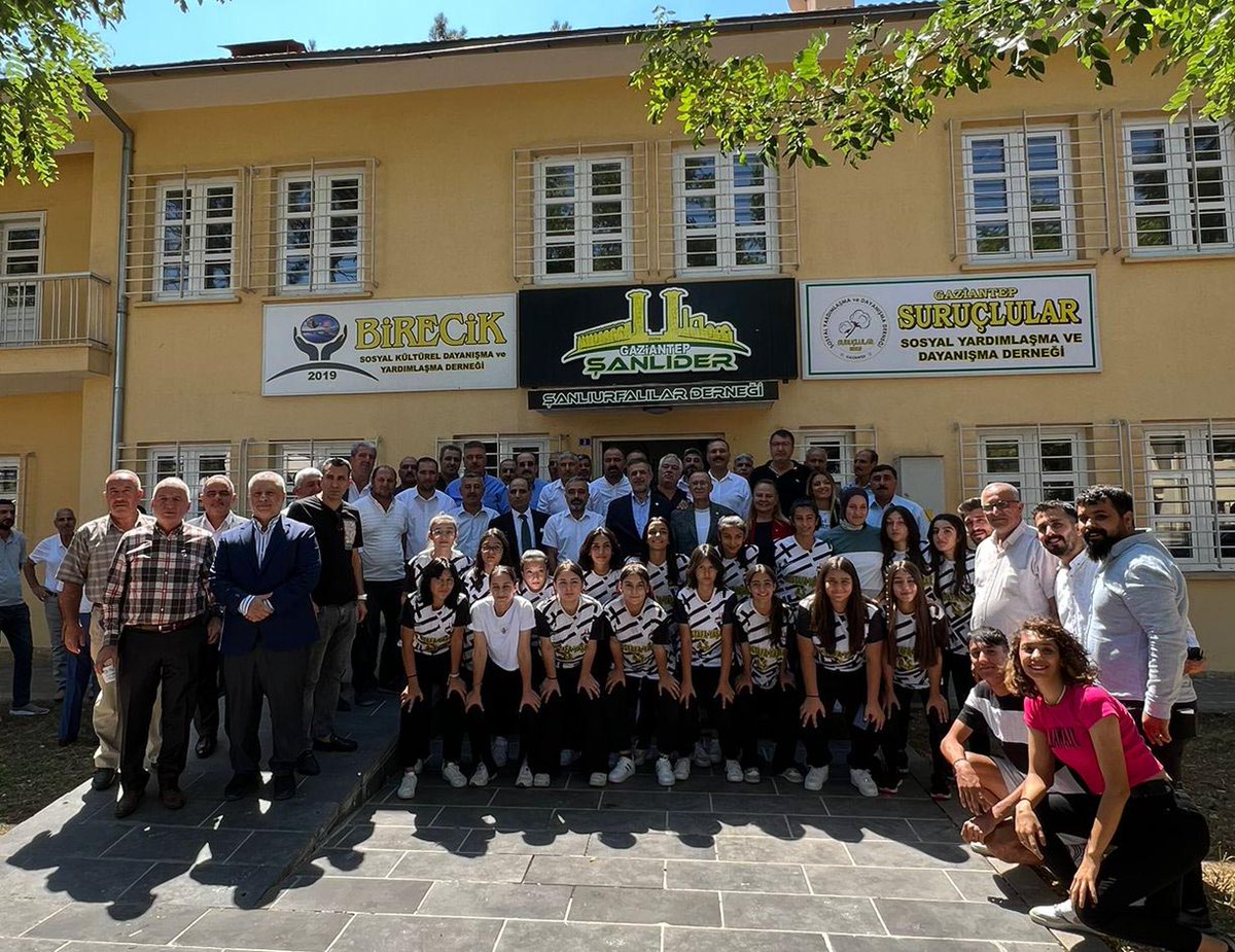 AK Parti Gaziantep Milletvekili <a href="/irfancelikaslan/">İrfan Çelikaslan</a> ŞANLIDER'ı ziyaret ederek yönetim kurulu başkanı <a href="/hakki63kilic/">HAKKI KILIÇ</a>, onursal başkan <a href="/mustafaierdogan/">Mustafa İsmet ERDOĞAN</a> Birecik Derneği Başkanı <a href="/AltunovaSaban/">şaban altunova</a> Suruç Derneği Başkanı Hüseyin Yıldırım ve dernek yöneticileriyle görüş alışverişinde bulundu.