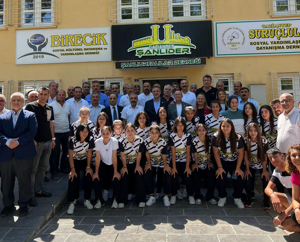 SANLIDER's tweet photo. AK Parti Gaziantep Milletvekili @irfancelikaslan ŞANLIDER'ı ziyaret ederek yönetim kurulu başkanı @hakki63kilic, onursal başkan @mustafaierdogan Birecik Derneği Başkanı @AltunovaSaban Suruç Derneği Başkanı Hüseyin Yıldırım ve dernek yöneticileriyle görüş alışverişinde bulundu. https://t.co/hetl7H6ZXy