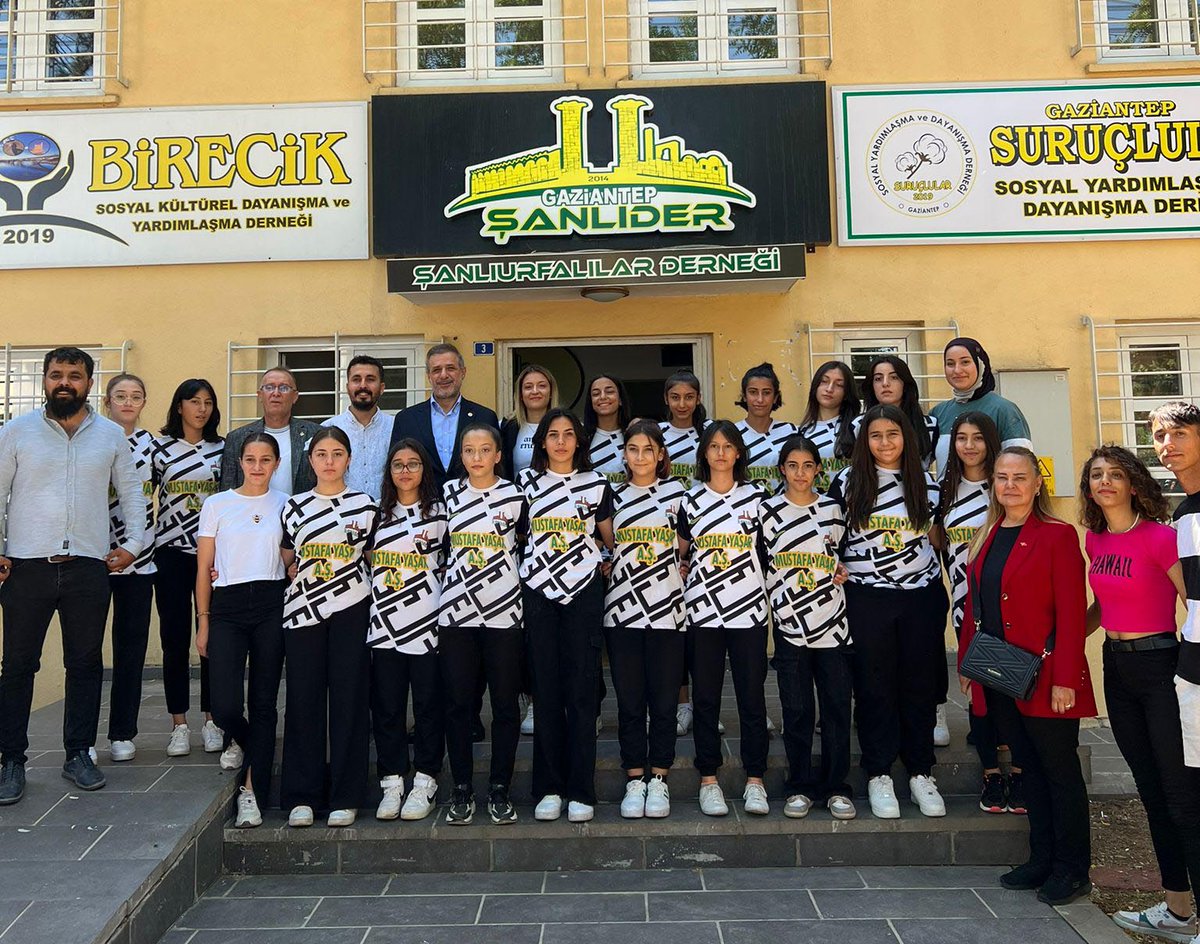 SANLIDER's tweet photo. AK Parti Gaziantep Milletvekili @irfancelikaslan ŞANLIDER'ı ziyaret ederek yönetim kurulu başkanı @hakki63kilic, onursal başkan @mustafaierdogan Birecik Derneği Başkanı @AltunovaSaban Suruç Derneği Başkanı Hüseyin Yıldırım ve dernek yöneticileriyle görüş alışverişinde bulundu. https://t.co/hetl7H6ZXy