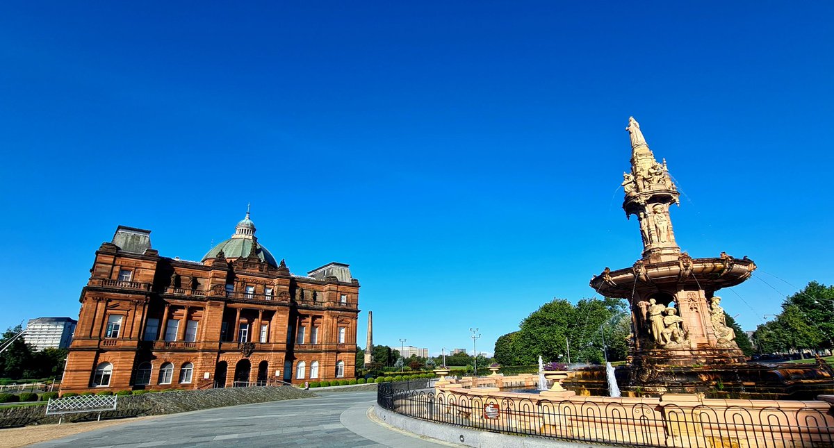 The People's Palace and the Doulton Fountain on Glasgow Green under this morning's clear blue skies.

#glasgow #glasgowgreen #glasgowbuildings #peoplespalace #doultonfountain #blueskies #glasgowtoday #visitglasgow @VisitScotland
