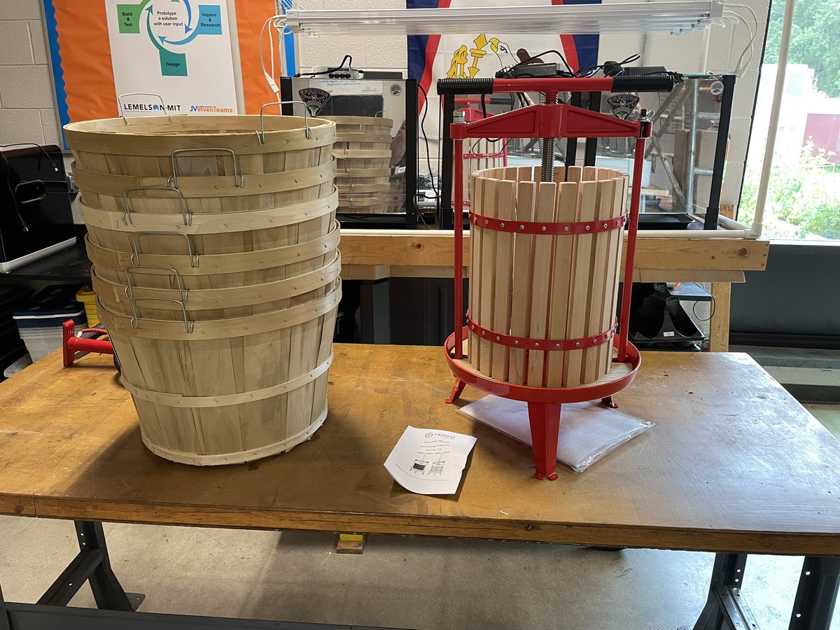 specProjectsLab's tweet image. Our middle school agriscience class is getting ready to make apple cider. @SJSHSPanthers