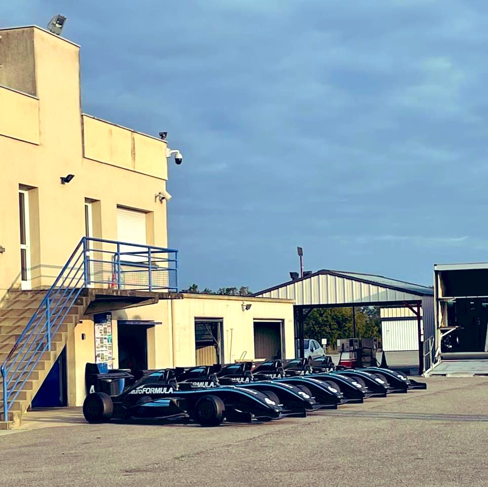 EUROFORMULASCH1's tweet photo. Toute l’équipe Euroformula est prêt pour les journées ASK DASSAULT sur le circuit de Lurcy Lévis 👍gentlemen start your engines 💪#lurcylevis #euroformula #pilotage #formulerenault #circuit https://t.co/Vd9l6bY4Hm