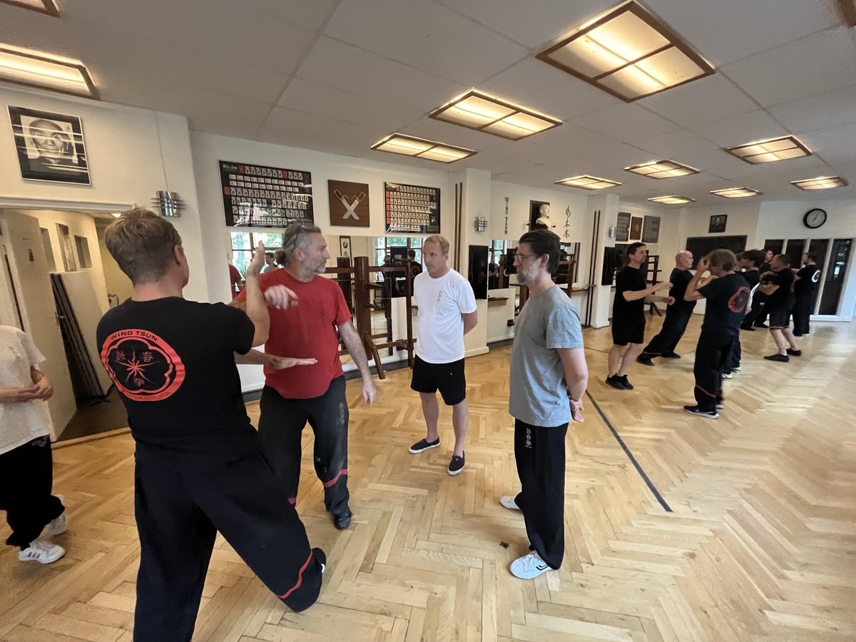 DKwingtsun's tweet photo. Billeder fra tirsdagstræning hvor både øvede og nye medlemmer kan træne med. Nye elever træner delvist separat, men kommer ligeledes til at træne med mere øvede elever i dele af træningen. Dette er godt for begge parter, og øger ligeledes det samlede sammenhold i klubben. https://t.co/YFNbun7lOb