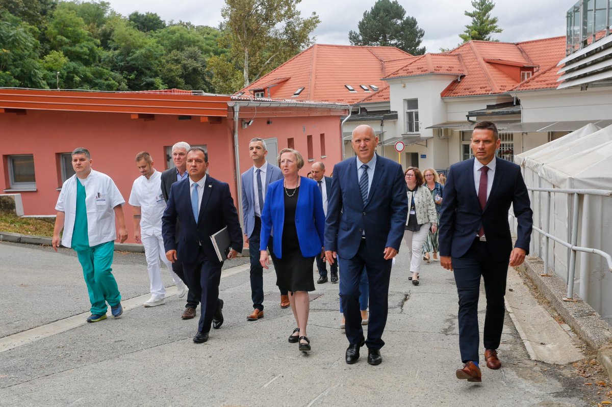 ViliBeros's tweet photo. Cjelovita obnova bolničke ljekarne, obukcijske dvorane, zgrade za odlaganje infektivnog otpada Klinike za infektivne bolesti“Dr. Fran Mihaljević” ukupne vrijednosti 10,1 mil. € još je jedan primjer povijesne obnove zdrav. ustanova koje ostavljamo u nasljeđe budućim generacijama. https://t.co/e44SD6N5Rr