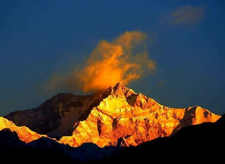 kalpakde's tweet image. #Kangchenjunga seen in early morning from #Pelling, West #Sikkim 

Picture Courtesy : facebook.com/arunavavb