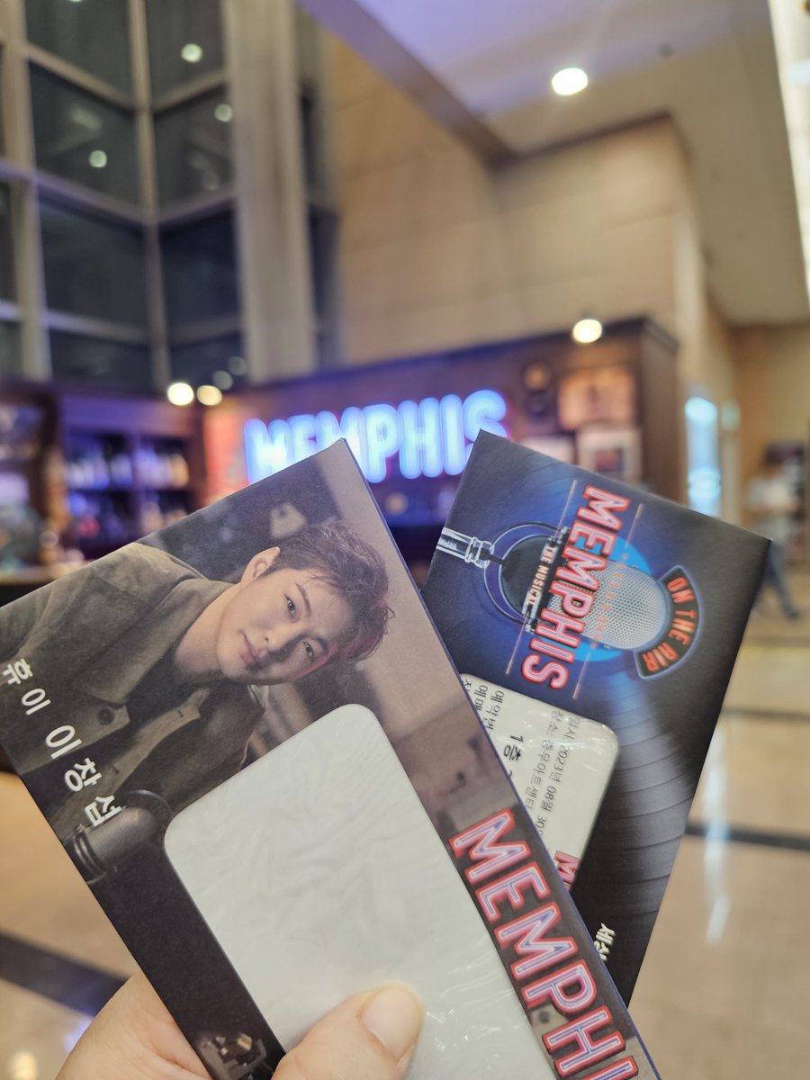 andmeu2's tweet photo. 충무아트홀 올때마다 못 받았는데..
오늘은 드디어 영접 했습니다!!!

감사합니다 💙 https://t.co/zhNXQuaW6g