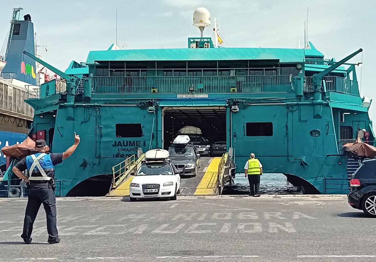 pasodelestrecho's tweet photo. 🇪🇸 Por favor atiendan en todo momento las indicaciones de la Policía Portuaria 👮🏼 y resto de personal uniformado del Puerto de #Algeciras

👍🏼 ¡Gracias! Merci! Thank you!

#OPE2023 #OperacionRetorno #opérationretour #OperationReturn https://t.co/C55bZdTAs6
