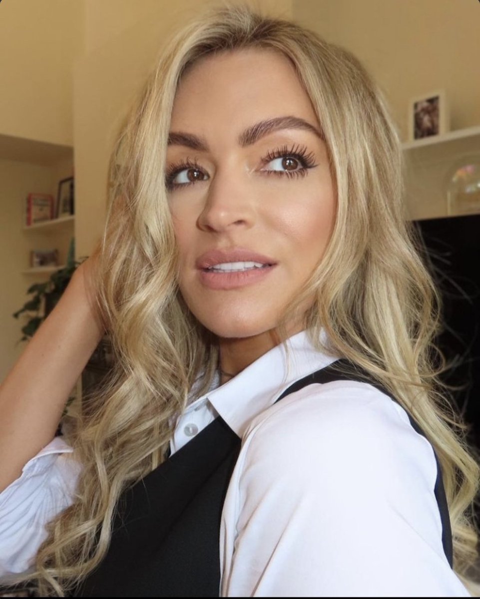 barrayson's tweet image. Oh Laura!