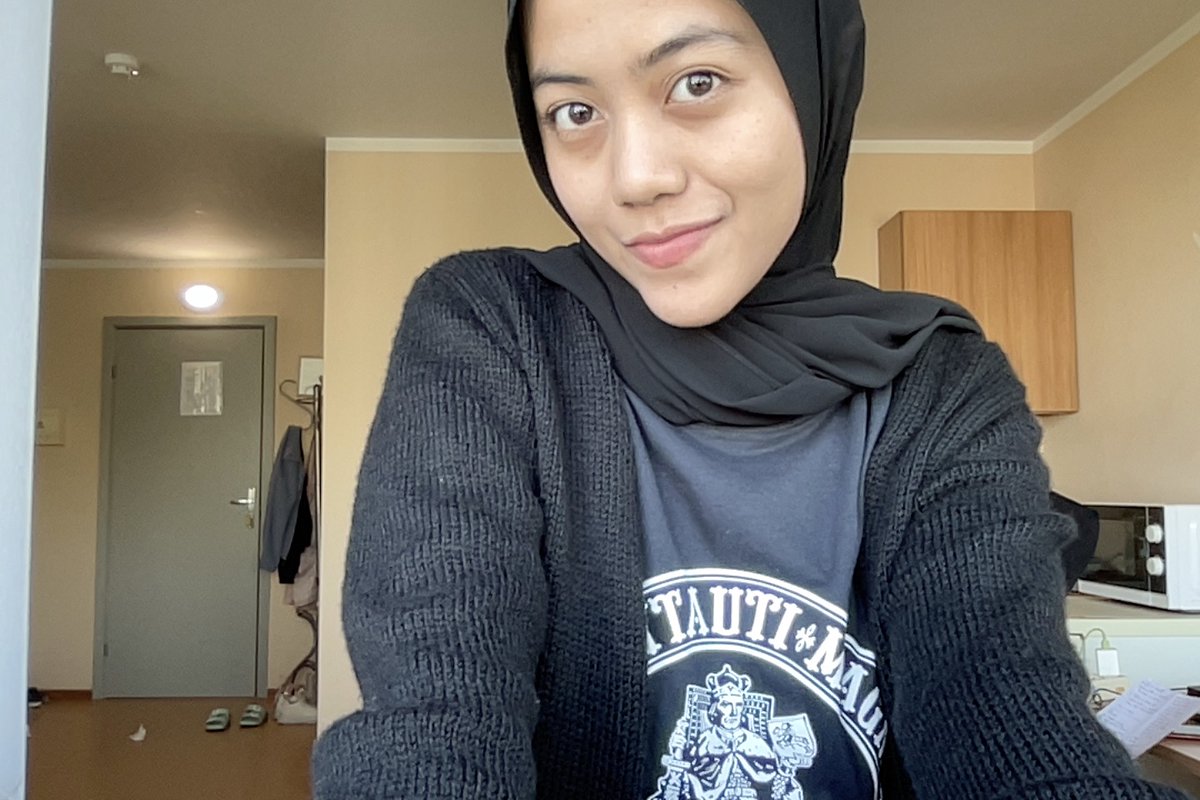 Keeya222's tweet photo. Pake kaos VMU😆 https://t.co/HOHMMBLf8M