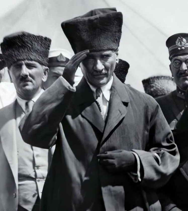 "Büyük zaferler, yalnızca büyük milletler tarafından kazanılabilir."

Ulu Önder Mustafa Kemal Atatürk'ü, silah arkadaşlarını ve milli mücadelemizin tüm kahramanlarını minnet ve saygıyla anıyoruz. 30 Ağustos Zafer Bayramı'mız kutlu olsun! 🇹🇷 

#30AgustosZaferBayrami