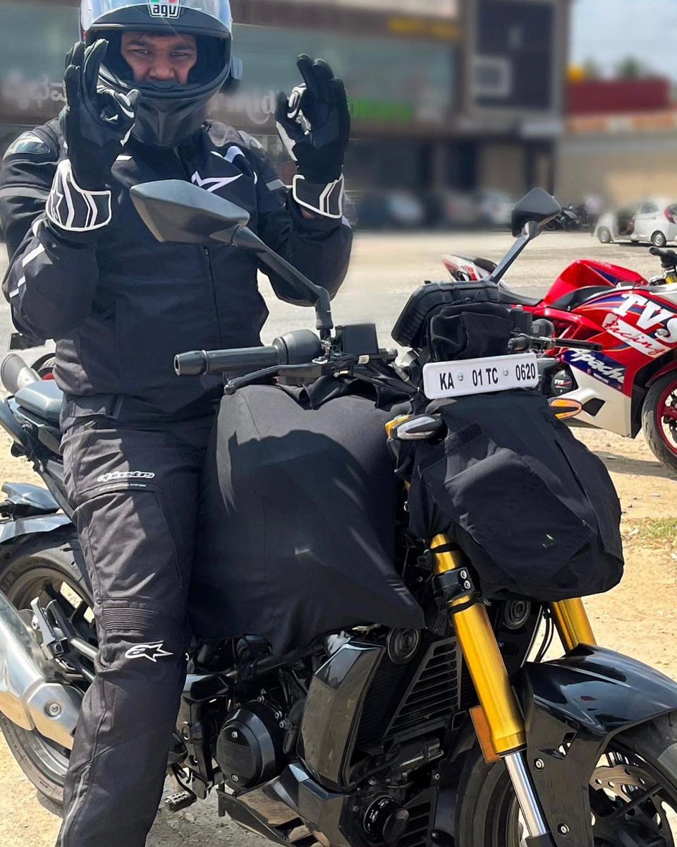 Sudarshan Venu, Managing Director of TVS Motor Company, was seen astride the upcoming Apache RTR 310. 

The motorcycle is set to be unveiled on 06 September 2023. We will be riding the new Apache soon. Stay tuned for more! 

#tvs #tvsapache #tvsapachertr310 #rtr310 #apache