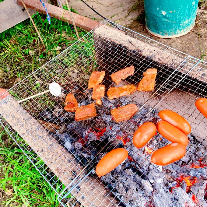 突然思いついた外ビール肉会だったので落ちてる木を棒にしてマシュマロなど焼いた 