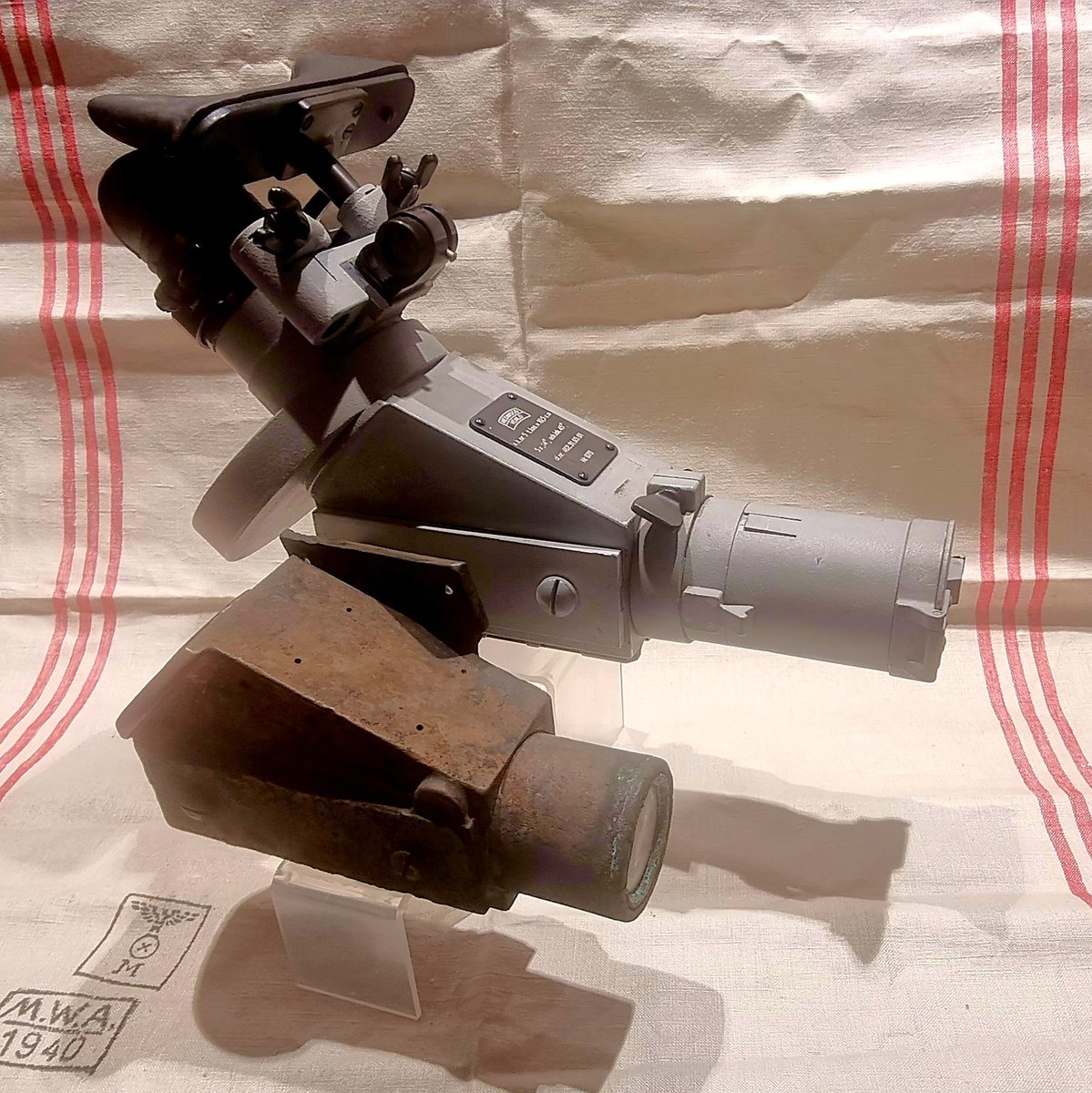 Nieuw in de vitrine> A.Z. schr. E.C/6  5x14° - De achterste is een richtkijker die na de oorlog is hergebruikt bij de Koninklijke Marine, voor, een deel van een zelfde richtkijker gevonden op het wrak van de Kriegsmarine mijnveger M-469  - Beiden Collectie Dirk Bruin - Vlieland