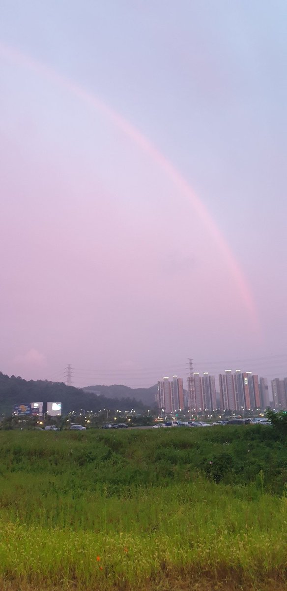 wjdghkfm's tweet photo. 가게 출근하다가  무지개 이쁘네요 https://t.co/UxGnjLcSfc