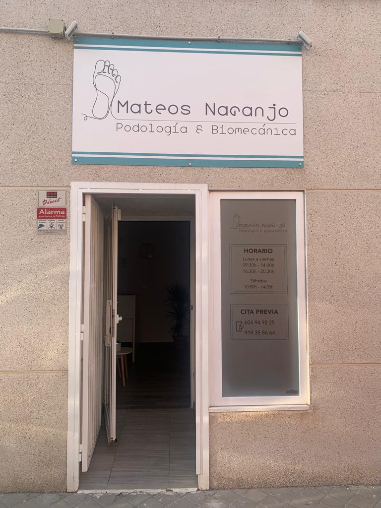 ArguedonE's tweet photo. ¡¡Buenos días!! 😁
Hoy miércoles os traemos un nuevo trabajo de cartelería y vinilado de una nueva clínica de Podología 🦶 que se ha abierto en Ciempozuelos. Realizamos la cartelería en dibond impreso 🎨 y unos vinilos al ácido para que entre la luz a este maravilloso local. https://t.co/rzyeocnsVW