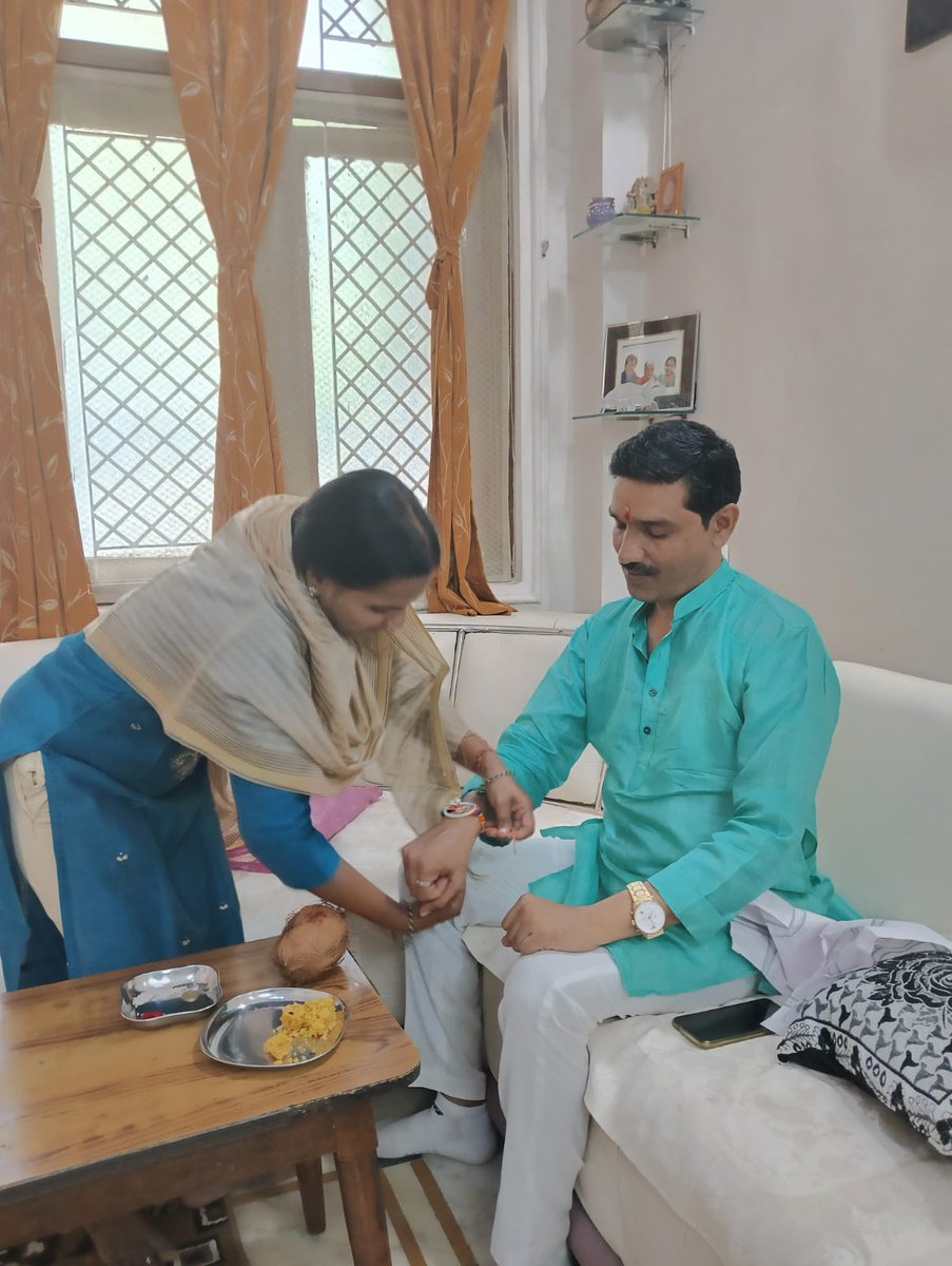 sferoz_k's tweet photo. My #23rd Rakhi, Sis #Sareeka tied on my wrist,Not only thread but affection and commitment between Sis n Bro
#RakshaBandhan https://t.co/nKoA72UfKw