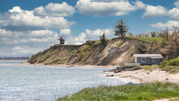 Geografisk afgræsning af Danmarks kystlinje giver et fælles grundlag for såvel kortlægning og rumlige analyser, og sikrer brugen af en ensartet topografiske udstrækning på land og hav i Danmark
Find den på Dataforsyningen. Læs mere: dataforsyningen.dk/news/4888