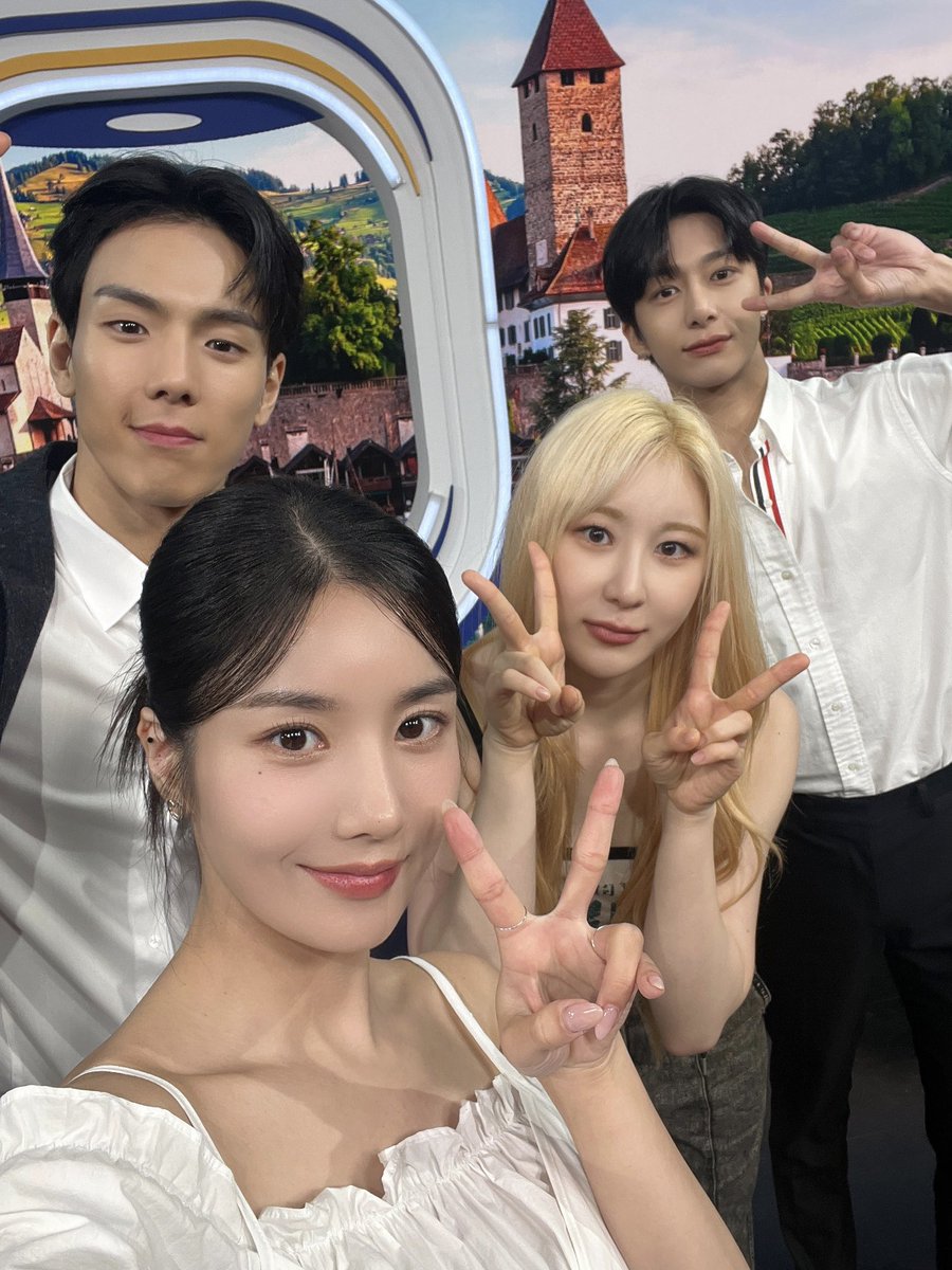 StudioK_twt's tweet photo. 두 신입사원과 소중한 고객님들의 셀카 타임📸
⠀
🛫몬말리는 여행사의 
천방지축 어리둥절 여행 상담 EP.06

지금 바로 보러 가기
👉🏻 https://t.co/EpBTywYg7p
⠀
#몬말리는여행사 #몬스타엑스 #셔누 #형원
#브레드 #미카엘
#권은비 #이채연
@OfficialMonstax @kwoneunbi @official_lcy https://t.co/9k7igl2eGt