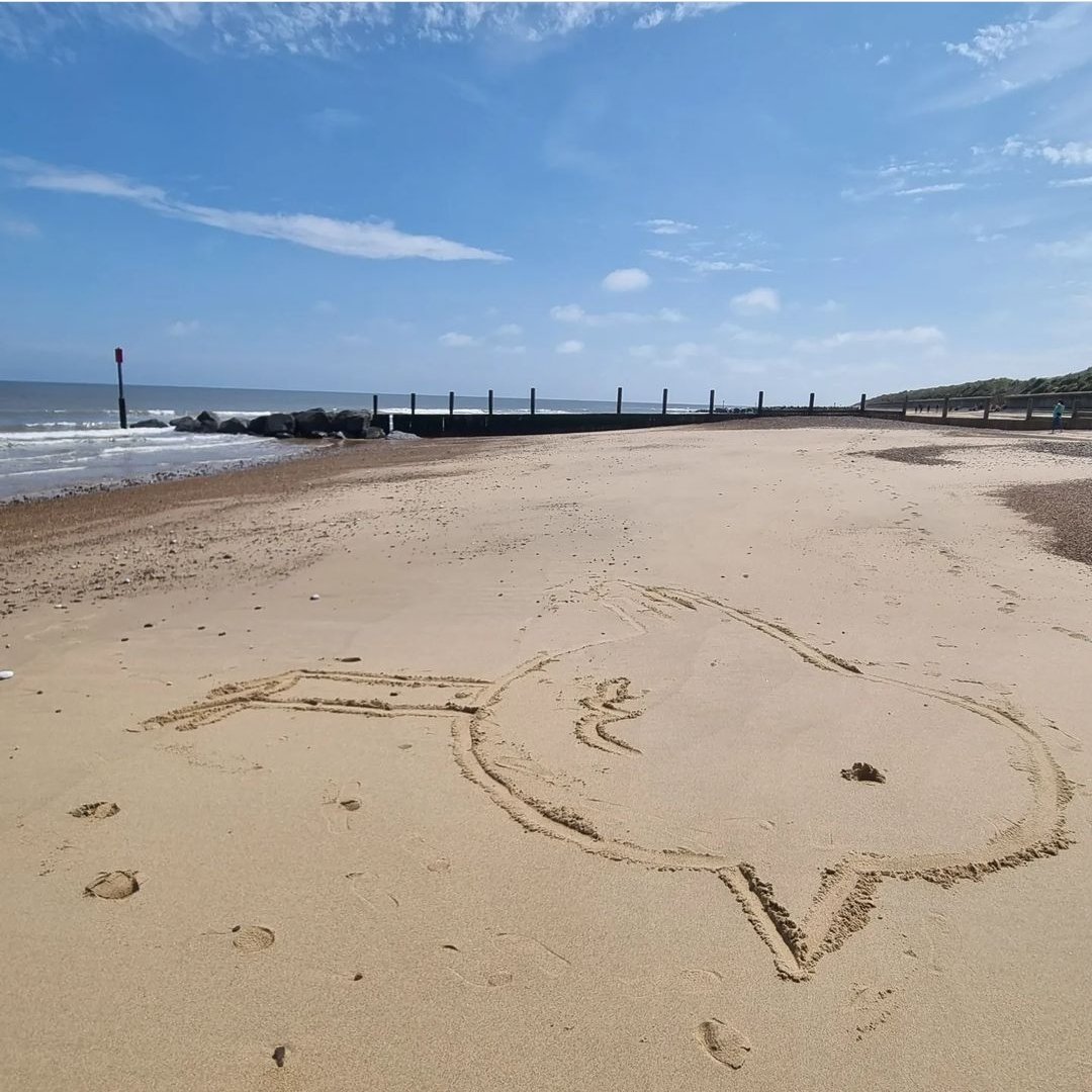 EvieAliceDesign's tweet photo. Of course I couldn't go to the beach without leaving a doodle 😏🤣 https://t.co/bPhojNA2hP