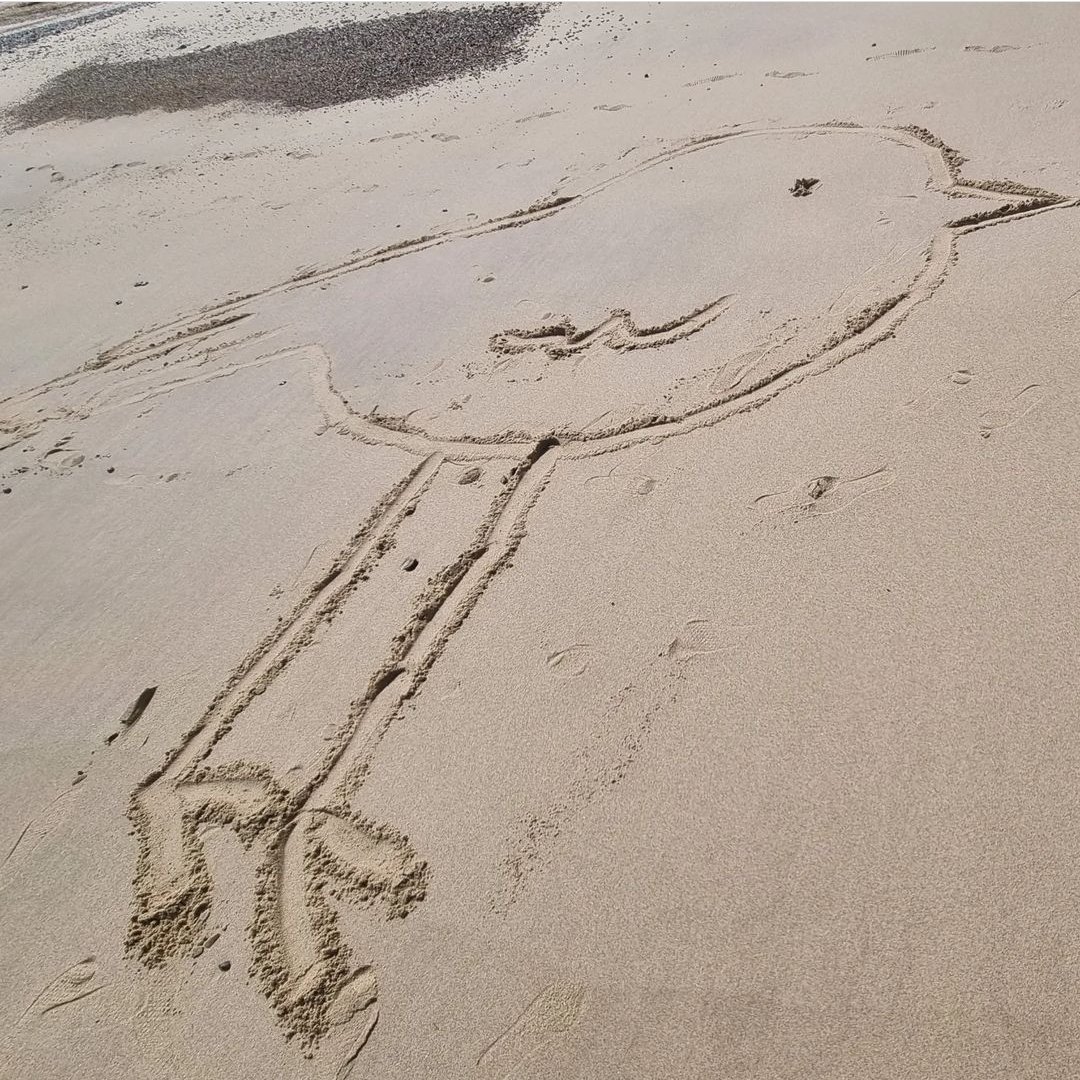 Of course I couldn't go to the beach without leaving a doodle 😏🤣
