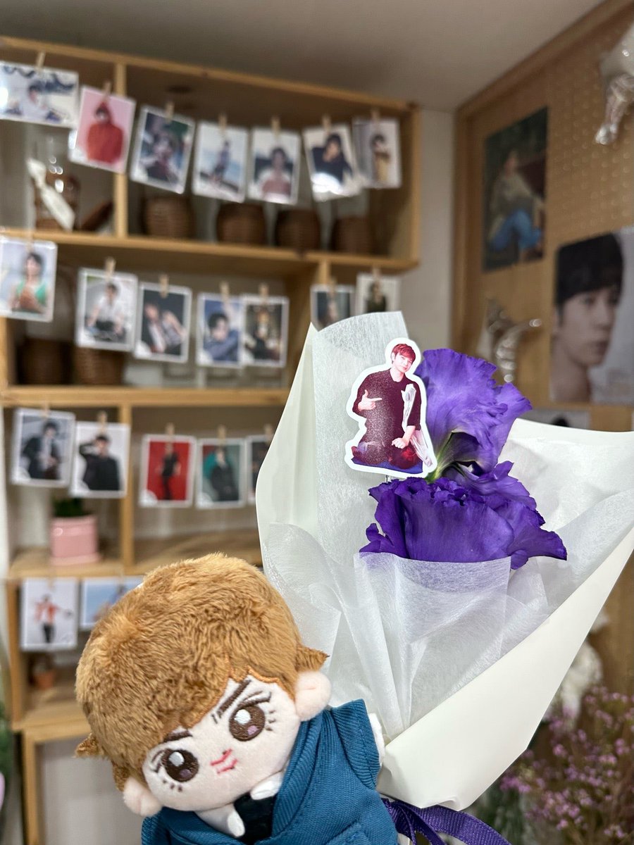 katharine_stark's tweet photo. 현일 중에 쥰이 생일 꽃집 늦지 않게 다녀왔구.. 쥰이 가득한 공간이랑 특전들 넘 예쁘고요 보라색 꽃도 넘 잘 어울려요💜 다시 한번 HBD,J!✨
#40번째_보랏빛_여름 
#꽃보다_마츠쥰 
(@ 조하플라워 in 서울특별시) https://t.co/GK8CI8Bzjq https://t.co/XbVMJ8G2Tu