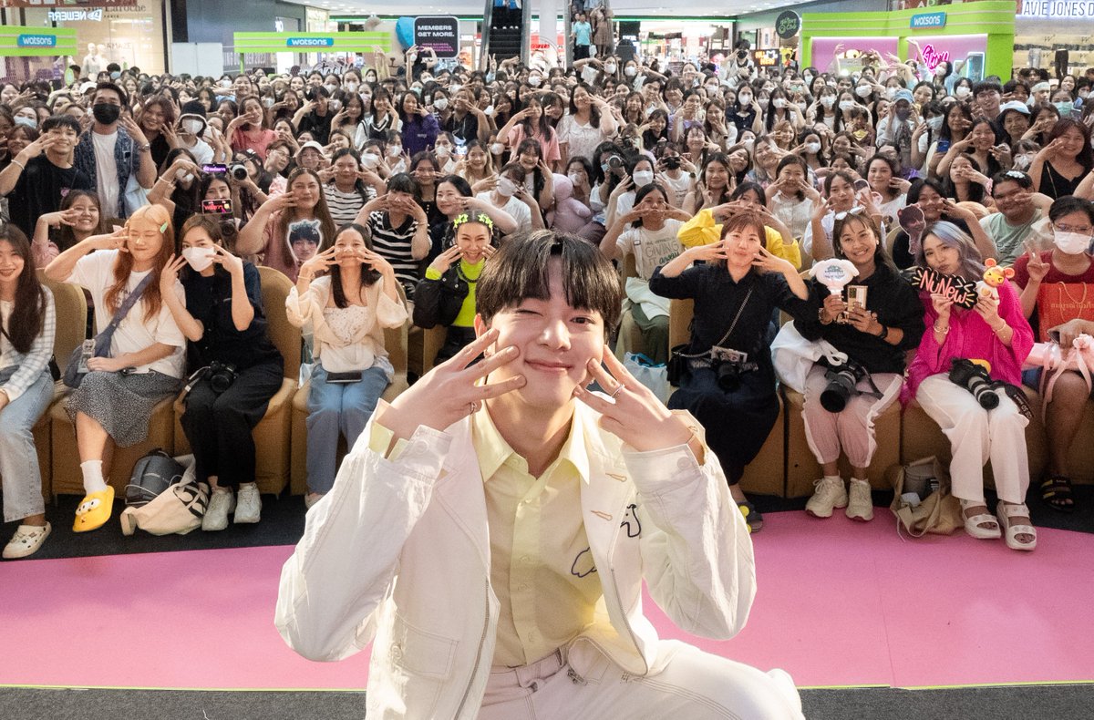 WatsonsThailand's tweet photo. กุมใจให้มั่น 😻แจกรูปนุนิว @CwrNew แมวจิ๋ว 😆จากงาน #WatsonsClubDayxNunew #NuNew #ซนซน https://t.co/4s1CvPg03v