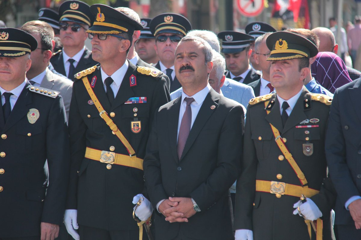 TeksinNusret's tweet photo. 30 Ağustos Zafer Bayramı münasebetiyle Niğde Valiliğimiz tarafından düzenlenen Çelenk sunma törenine akabinde Valilik tebrik kabul ve halkla bayramlaşma programına katıldık. 

30 Ağustos Zafer Bayramımız kutlu olsun. https://t.co/AYIXWzVleF