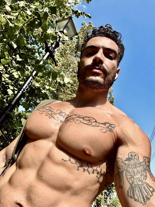 Watch Iggle Pringle's leaked NSFW photo on TwXstars