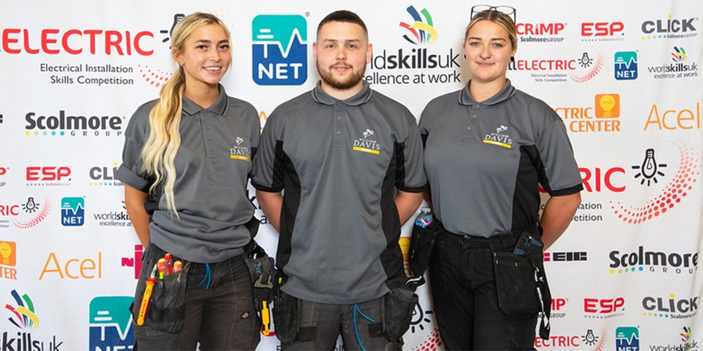 UKNewsGroup's tweet photo. Double delight for apprentices in skills contest
Click here to read more -> https://t.co/nF1KDM9FgX
-> @WilliamDavisNH @SkillELECTRIC
-> #HouseBuilder #Apprentice #Electricians #ApprenticeElectricians #Building #Construction #Property #Competition #EastMidlands https://t.co/dk4bZxJNz5