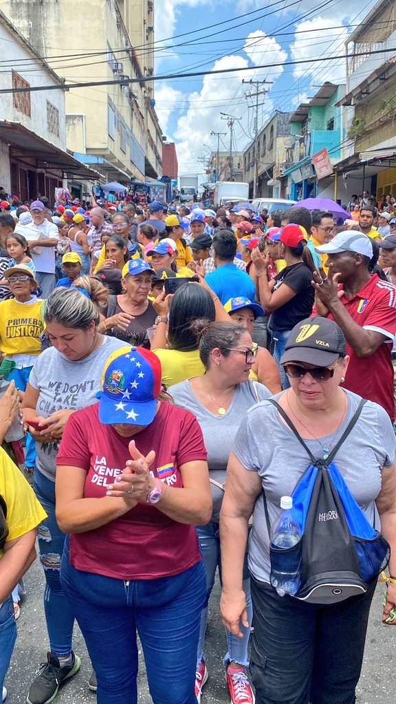 FELICIDADVILLEG's tweet photo. #vallesdeltuy dijo Presente! En un caluroso encuentro con nuestro abanderado @hcapriles Gracias a todos los que lo hicieron posible. 
#VamosPalante 
#UnidadYVoto https://t.co/DKVnHbOkfJ