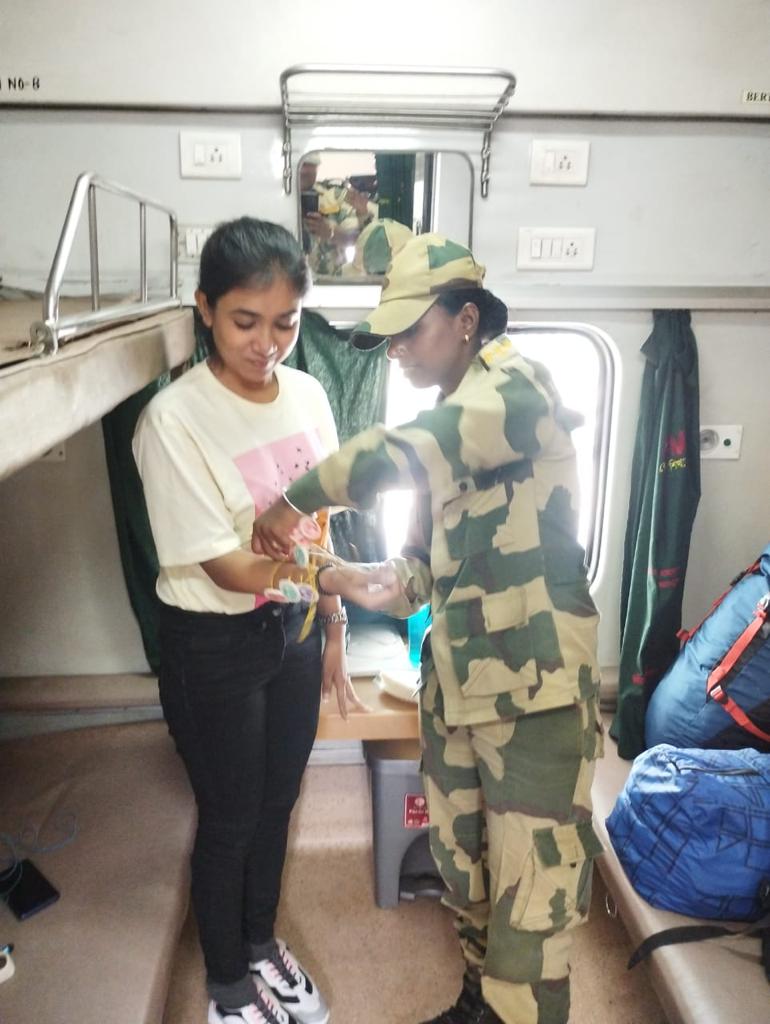 BSF_SOUTHBENGAL's tweet photo. In celebration of #RakshaBandhan, A heartwarming scene at Gede Rly Station,Dist-Nadia(WB) at #IndoBdBorder,#SeemaPrahari
of ICP-Gede,SB FTR warmly welcomed #MaitriExpress passengers departing from Kolkata to Dhaka,tied sacred rakhis & exchanged best wishes.
#FriendShipForever https://t.co/J7Deb768tc