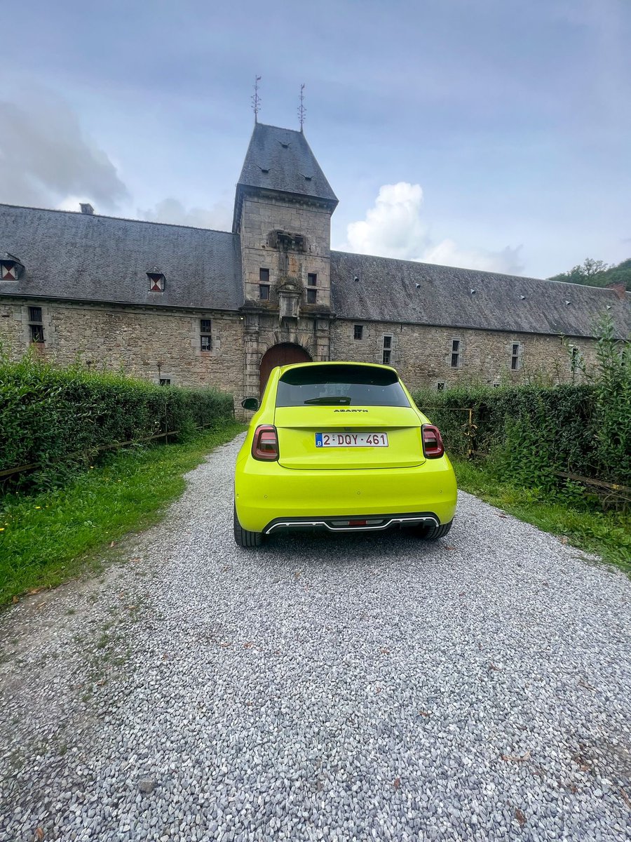 brusselsroads's tweet photo. C’est la rentrée ! 
On espère que vos vacances ont été plus que géniales ! Nous commençons la nouvelle saison avec le 1er véhicule électrique de la marque à scorpion. L’Abarth 500e est prise en mains par Élodie…bientôt en ligne

#brusselsroads 
#abarth
#abarth500e 
@TeamAbarth https://t.co/t7Uiz1mwvX