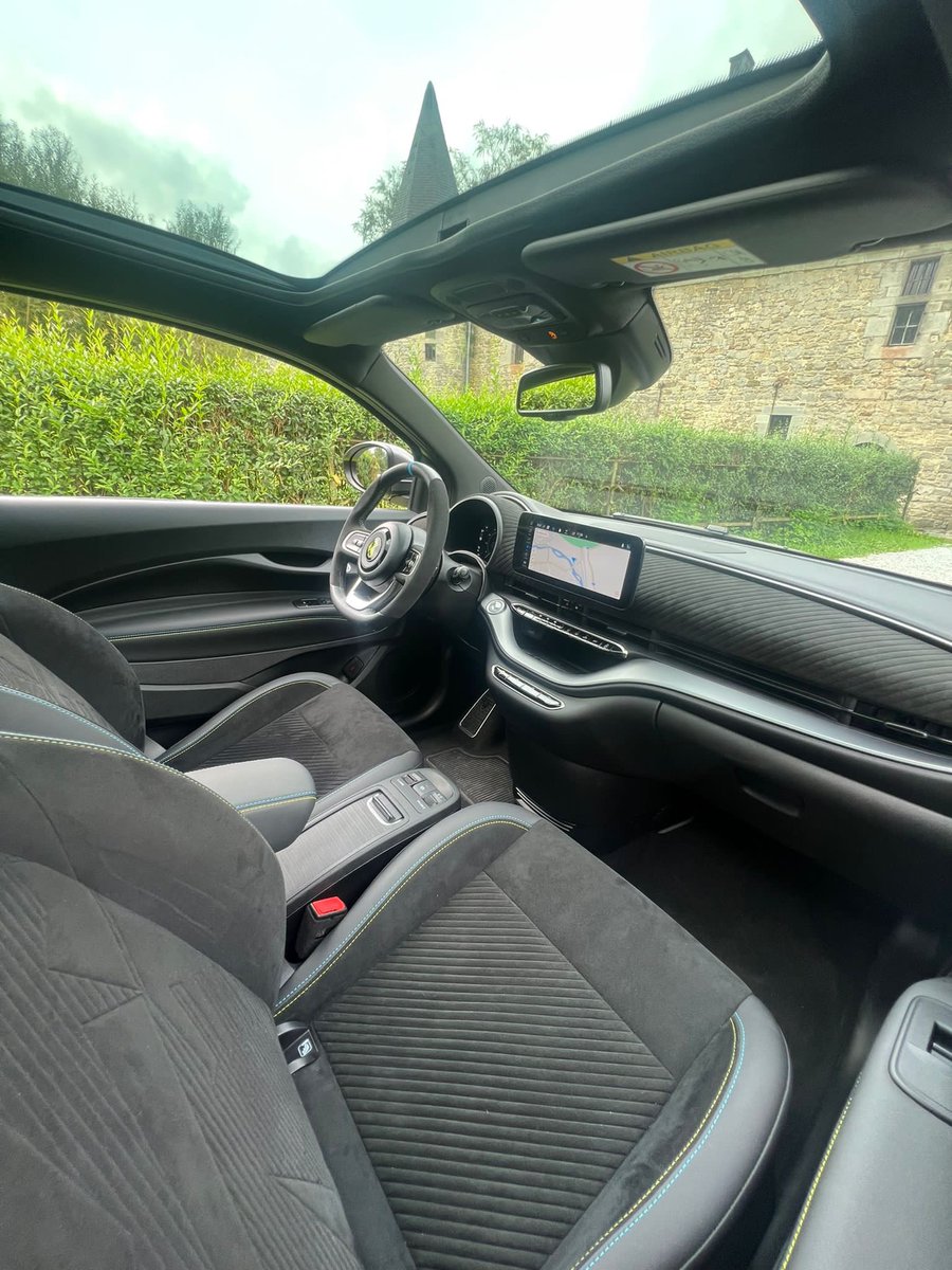 brusselsroads's tweet photo. C’est la rentrée ! 
On espère que vos vacances ont été plus que géniales ! Nous commençons la nouvelle saison avec le 1er véhicule électrique de la marque à scorpion. L’Abarth 500e est prise en mains par Élodie…bientôt en ligne

#brusselsroads 
#abarth
#abarth500e 
@TeamAbarth https://t.co/t7Uiz1mwvX