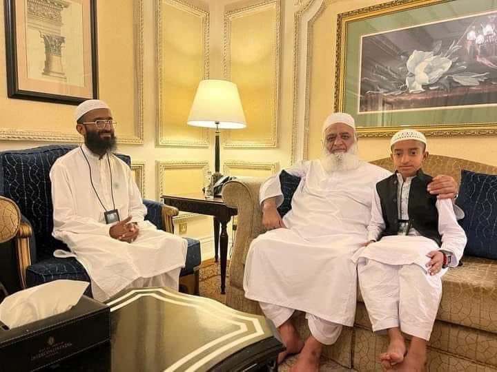 iFazliGhafoor's tweet photo. خیبرپختونخوا کے ضلع بونیر علاقہ چغرزی گاؤں بیخانے سے تعلق رکھنے والے بچے نےحفظ قرآن کریم میں پورے پاکستان میں پہلی پوزیشن حاصل کی اس ننھے بچے حافظ قرآن حافظ اعظم طارق صاحب  قائد جمعیت حضرت مولانا فضل الرحمٰن صاحب حفظہ اللہ كے ساتھ مکہ مکرمہ میں ملاقات کی۔ https://t.co/0haKLHSkWz