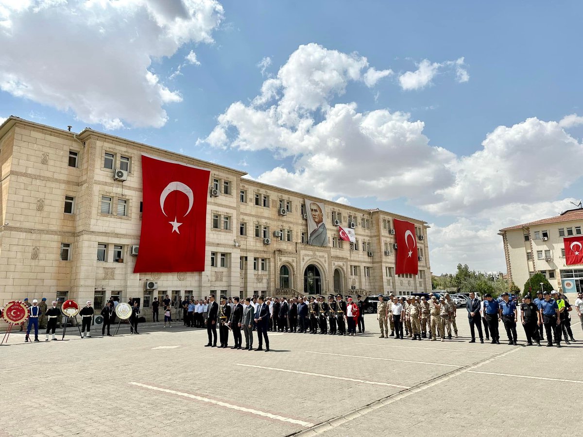 30 Ağustos Zafer Bayramı etkinlikleri kapsamında düzenlenen çelenk koyma ve şehitlerimizi anma programına iştirak ettik. Tüm şehitlerimizi rahmetle yad ediyoruz.

#VeysiŞahin
#MidyatBelediyesi
#30AğustosZaferBayramı