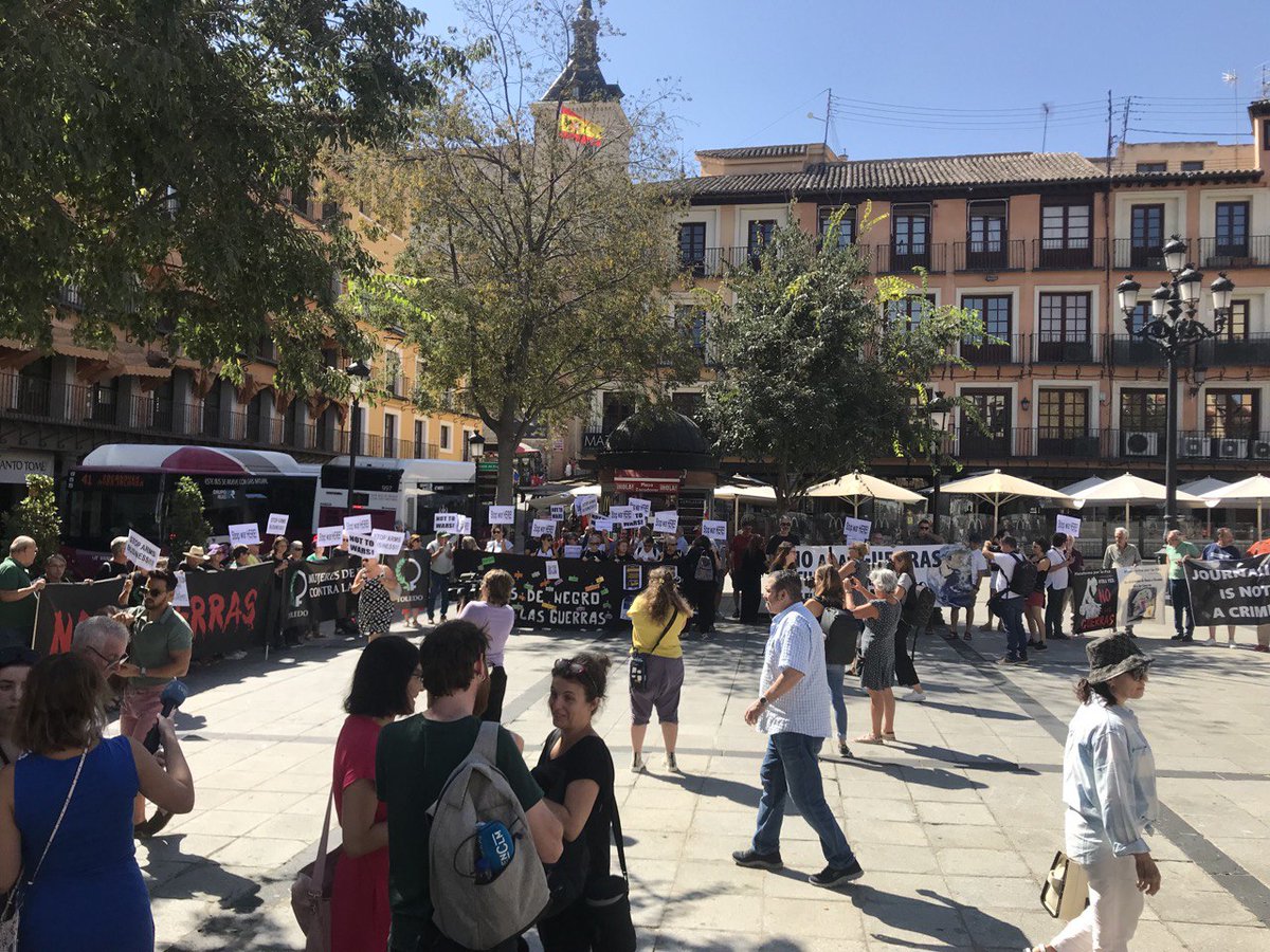 Ahora mismo en Toledo, más de un centenar de personas, denunciamos la cumbre militar para la guerra de la UE. #DesmilitarizarEuropa #DesarmaUE2023ES <a href="/ecologistas/">Ecologistas en Acción</a> <a href="/DesarmaMadrid/">DesarmaMadrid</a>